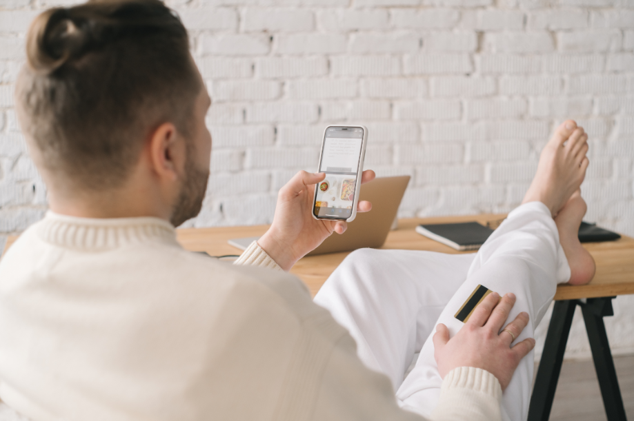 man using a restaurant ordering app on his phone